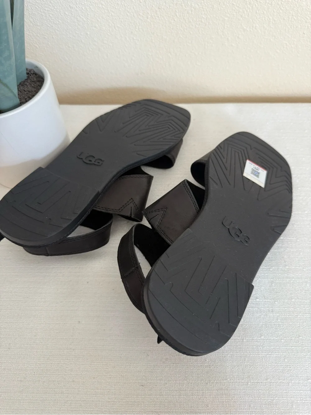 New UGG Women's Black Leather Comfort Sandals